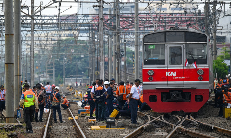 Evakuasi KRL Anjlok di Emplasemen Stasiun Jakarta Kota