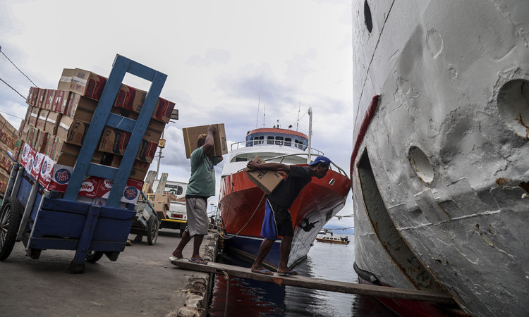 Upah Buruh Angkut Barang Di Pelabuhan Bastiong Ternate