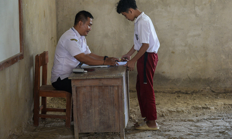 Sekolah Beralas Tanah di Pelosok Pandeglang