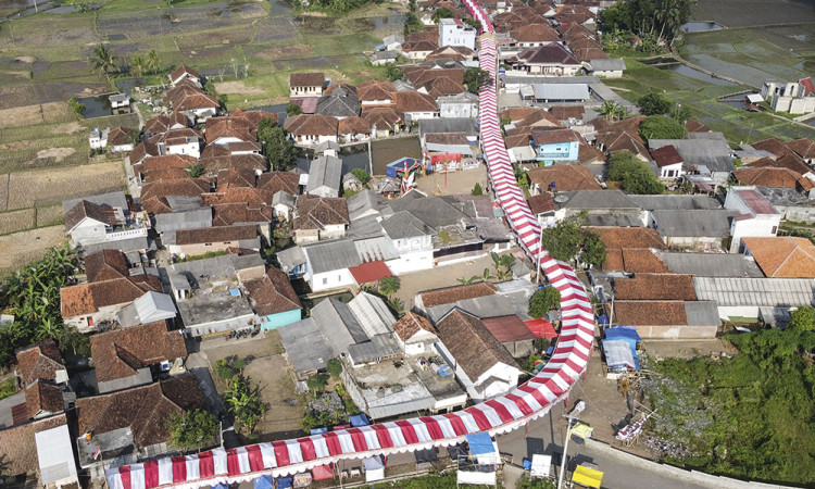 Pemasangan Kain Merah Putih Sepanjang 250 Meter di Tasikmalaya