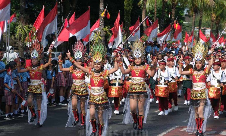 Pawai Kemerdekaan Tampilkan Parade Kreasi Busana Unik