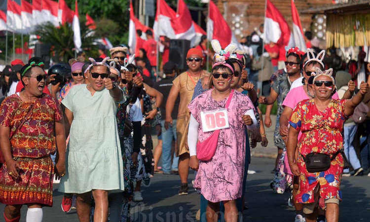 Pawai Kemerdekaan Tampilkan Parade Kreasi Busana Unik