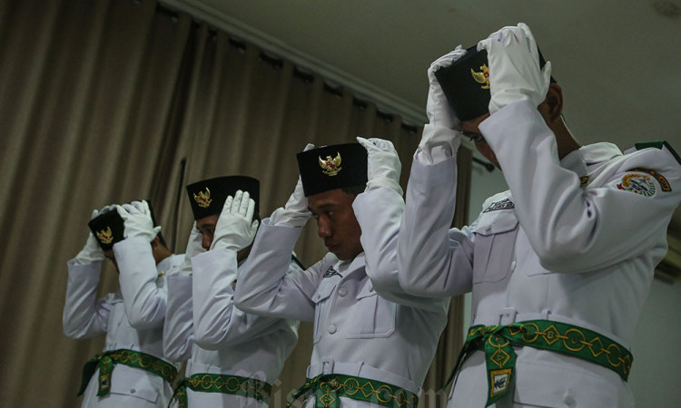 Anggota Paskibraka Mencoba Pakaian Dinas Upacara