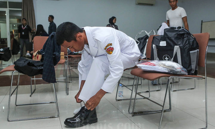 Anggota Paskibraka Mencoba Pakaian Dinas Upacara