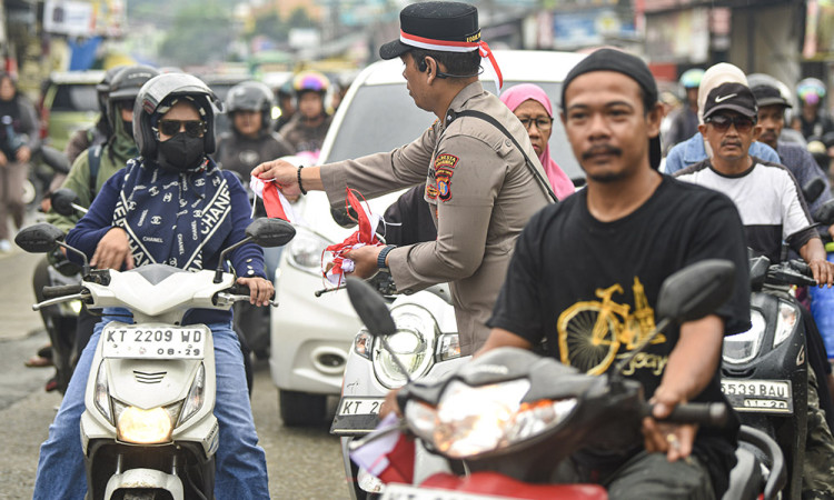 Polisi Bagikan Bendera Merah Putih