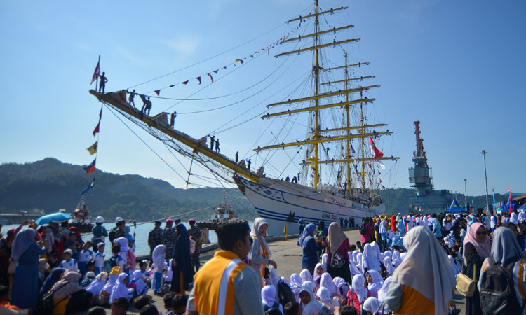 Kedatangan KRI Bima Suci di Padang
