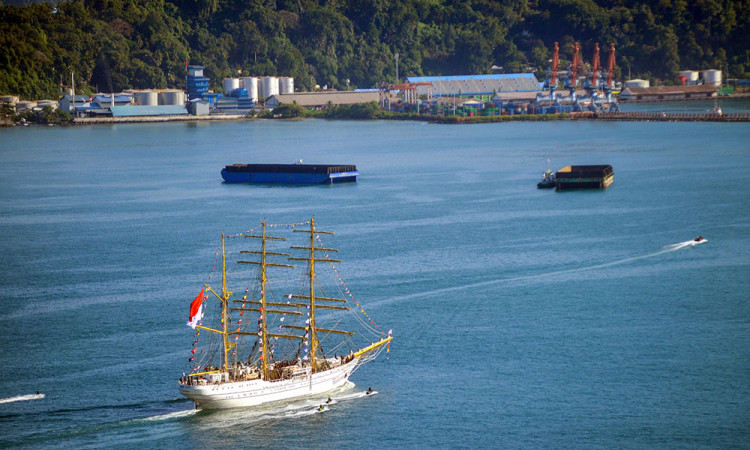 Kedatangan KRI Bima Suci di Padang