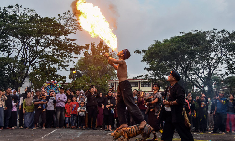 Seniman di Tasikmalaya Penstaskan Aksi Debus Saat Acara Napak Jagat Pasundan