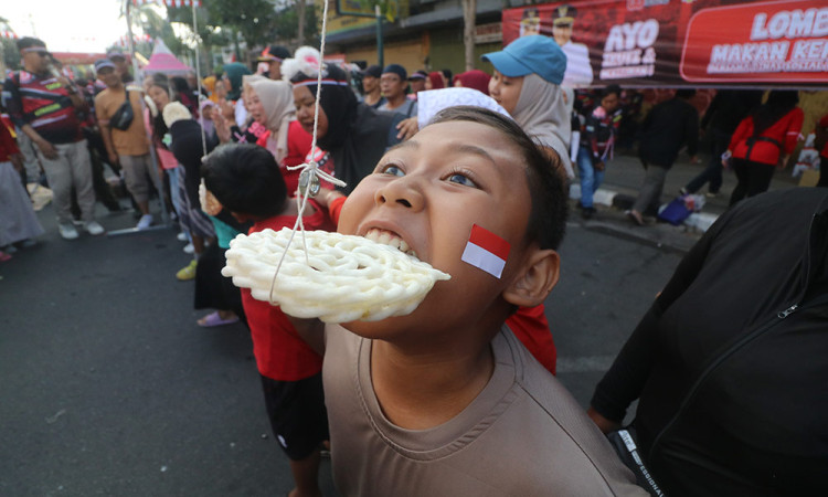 Keseruan Lomba Makan Kerupuk Saat CFD di Kediri