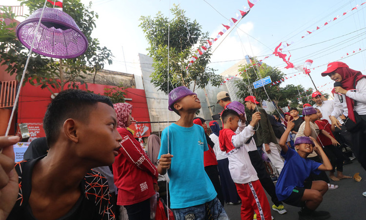 Keseruan Lomba Makan Kerupuk Saat CFD di Kediri
