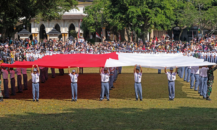 Semarakan HUT ke-80 RI, Siswa SMK di Temanggung Lakukan Kirab Bendera Merah Putih Raksasa