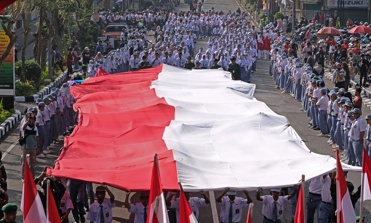 Semarakan HUT ke-80 RI, Siswa SMK di Temanggung Lakukan Kirab Bendera Merah Putih Raksasa