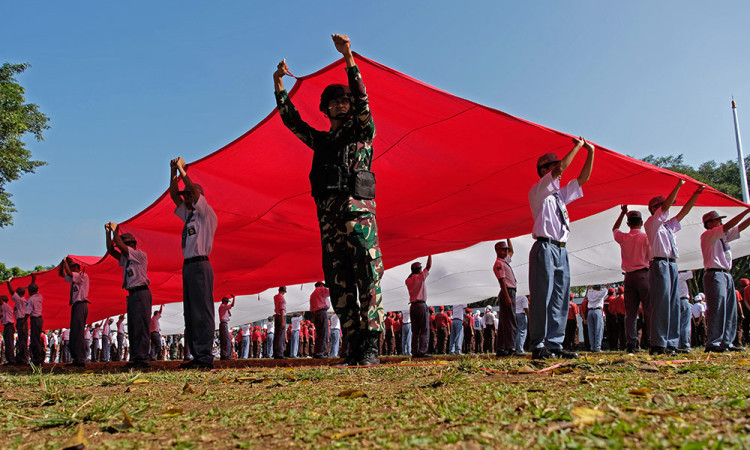 Semarakan HUT ke-80 RI, Siswa SMK di Temanggung Lakukan Kirab Bendera Merah Putih Raksasa