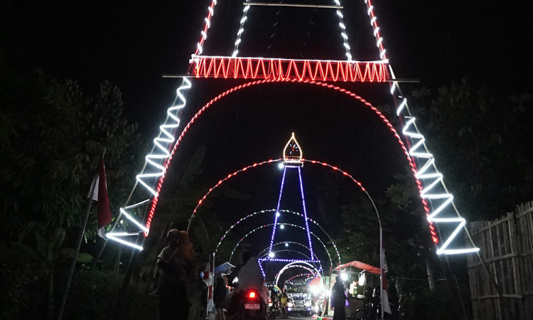 Ornamen Lampu Hias Desa Sambut HUT Kemerdekaan
