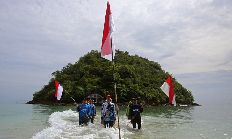 Pengibaran Bendera Sambut HUT RI di Pulau Tuan Aceh