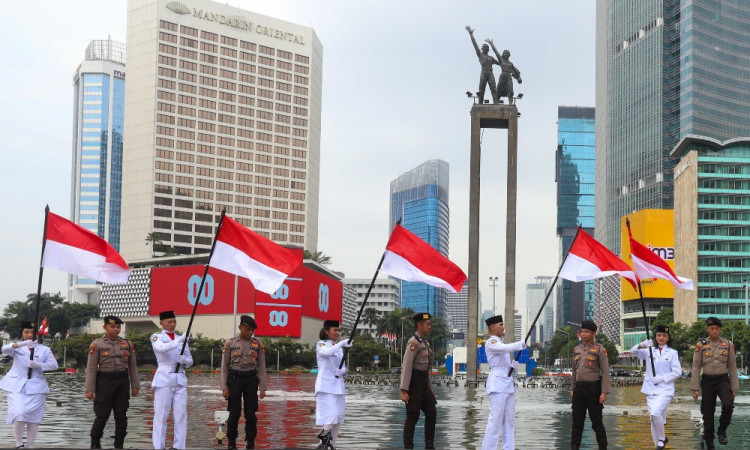Pengibaran Bendera di Bundaraan Hotel Indonesia