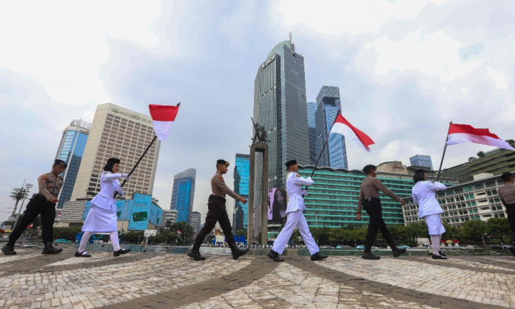 Pengibaran Bendera di Bundaraan Hotel Indonesia