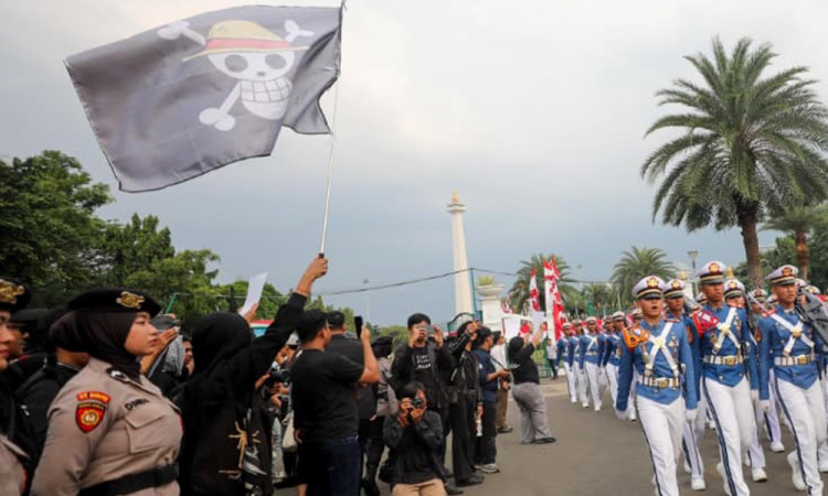 Bendera One Piece Berkibar Saat Kamisan di Depan Istana