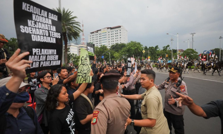 Bendera One Piece Berkibar Saat Kamisan di Depan Istana