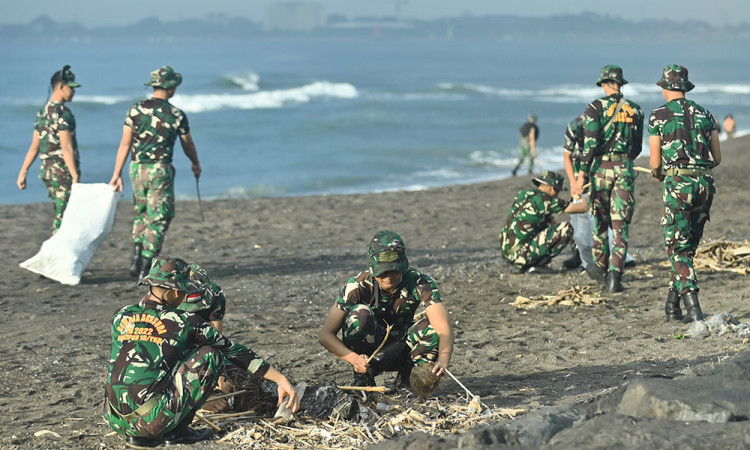 Karya Bakti Pembersihan Pantai