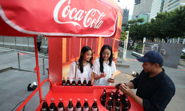 Coca-Cola Indonesia Hadirkan Instalasi Bertema Mejeng Lintas Generasi