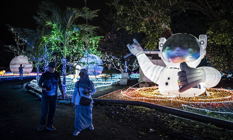 Wisata malam Lights Wonderland di Semarang