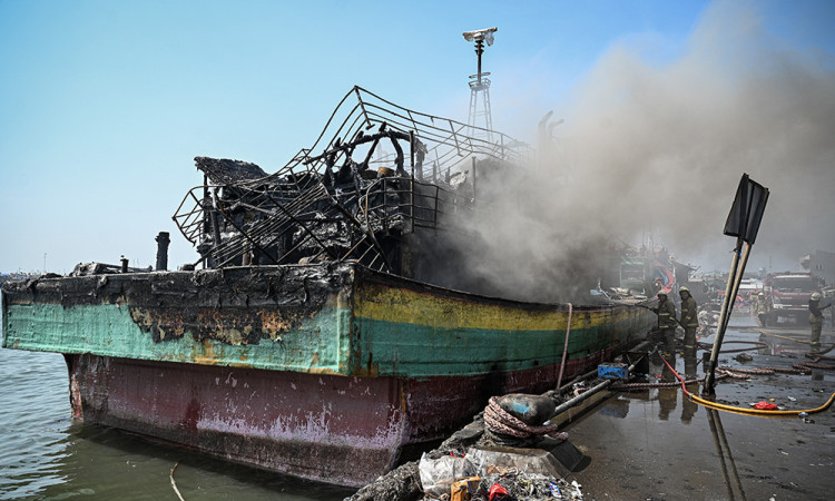 Lima Kapal Nelayan Terbakar di Muara Baru Jakarta