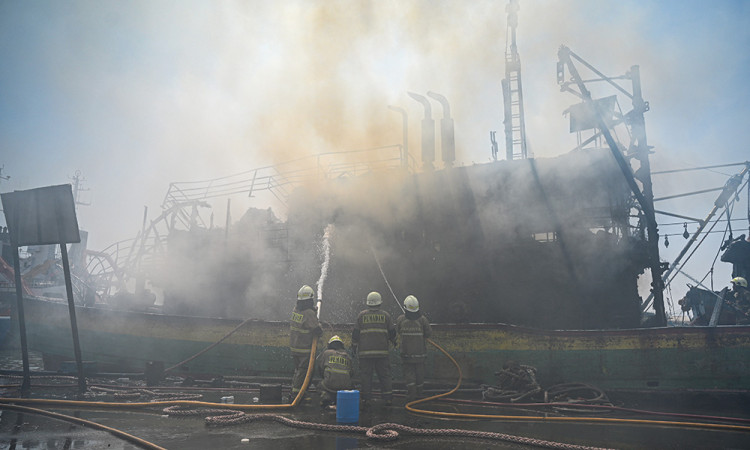 Lima Kapal Nelayan Terbakar di Muara Baru Jakarta