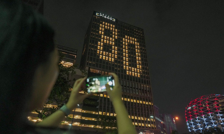 Penyalaan Konfigurasi Lampu Fasad Berbentuk Angka 80 di Hotel