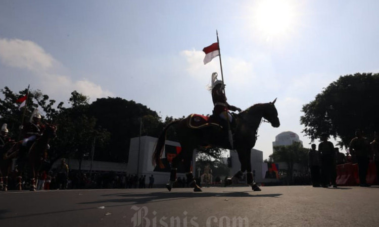 Ribuan Masyarakat Padati Kawasan Monas Untuk Saksikan Prosesi Kirab Bendera Pusaka