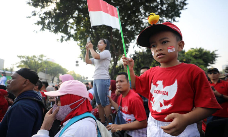 Ribuan Masyarakat Padati Kawasan Monas Untuk Saksikan Prosesi Kirab Bendera Pusaka