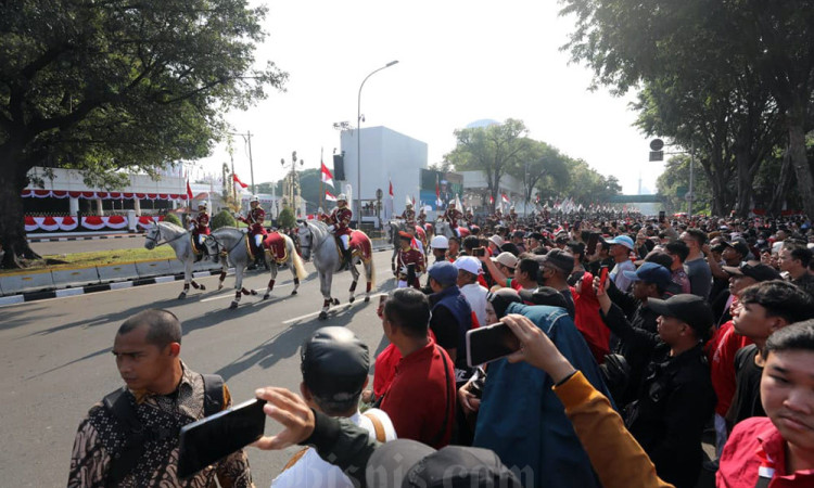 Ribuan Masyarakat Padati Kawasan Monas Untuk Saksikan Prosesi Kirab Bendera Pusaka