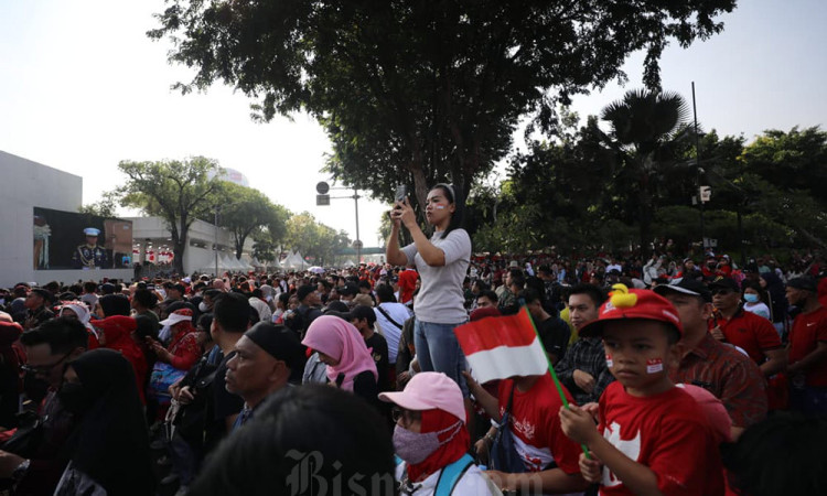 Ribuan Masyarakat Padati Kawasan Monas Untuk Saksikan Prosesi Kirab Bendera Pusaka