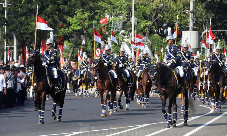 Ribuan Masyarakat Padati Kawasan Monas Untuk Saksikan Prosesi Kirab Bendera Pusaka