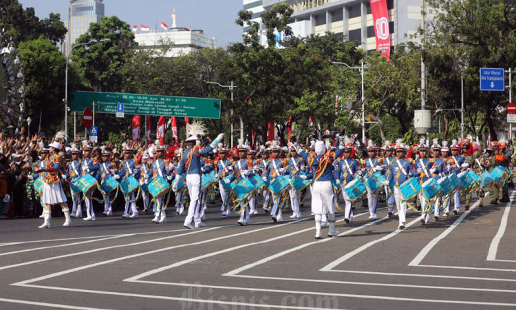 Ribuan Masyarakat Padati Kawasan Monas Untuk Saksikan Prosesi Kirab Bendera Pusaka