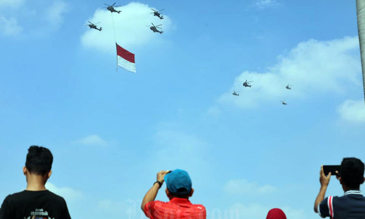 Bendera Merah Putih Raksasa Berkibar di Langit Jakarta