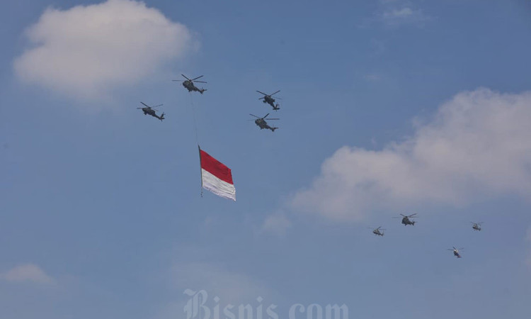 Bendera Merah Putih Raksasa Berkibar di Langit Jakarta