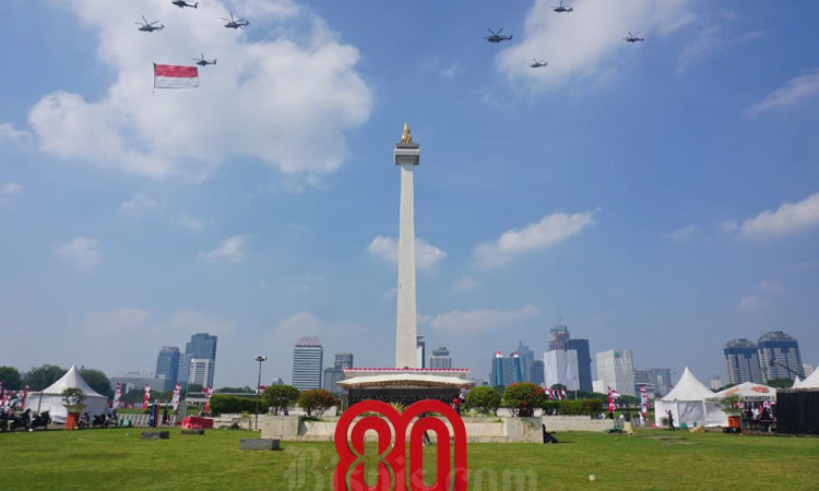 Bendera Merah Putih Raksasa Berkibar di Langit Jakarta