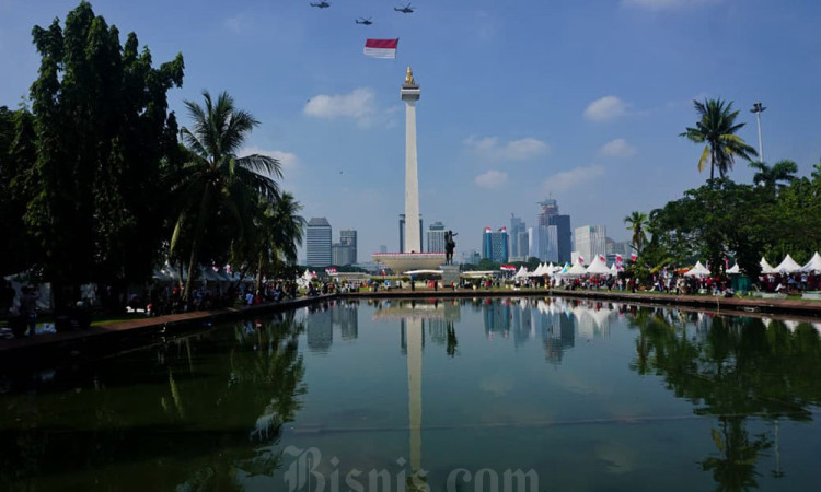 Bendera Merah Putih Raksasa Berkibar di Langit Jakarta
