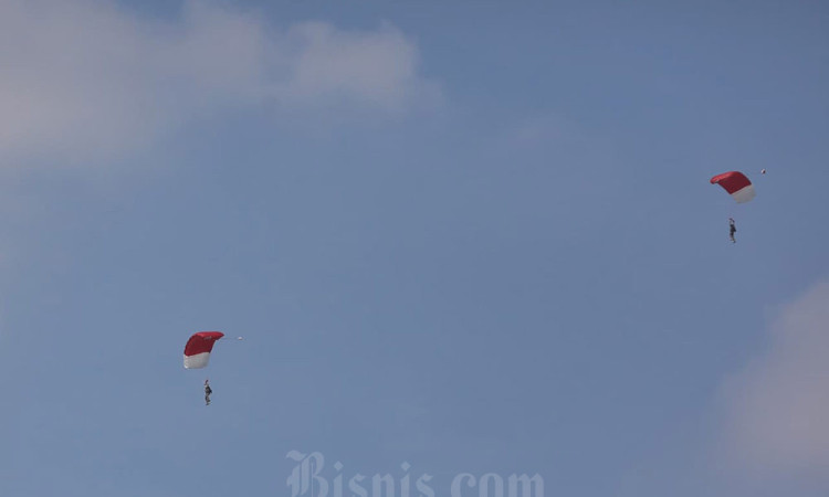 Bendera Merah Putih Raksasa Berkibar di Langit Jakarta