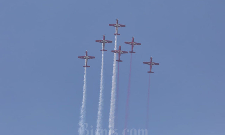 TNI AU Hiasi Langit Jakarta dengan Fly Pass Spektakuler di HUT ke-80 RI