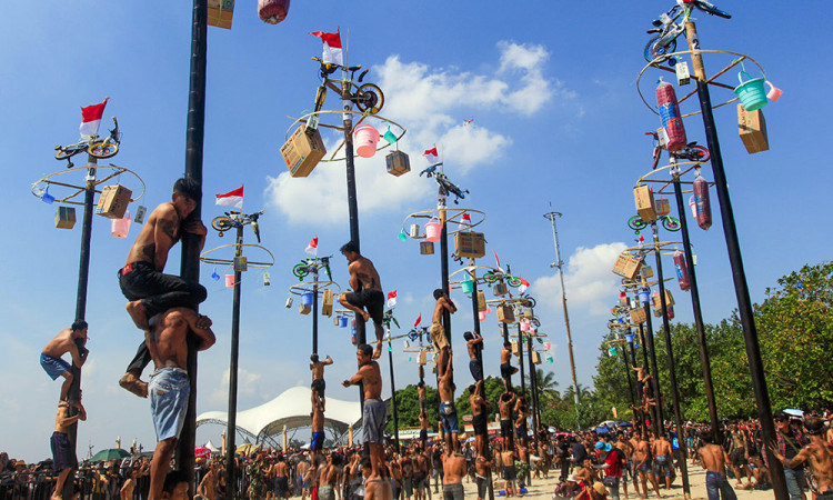 Ratusan Peserta Meriahkan Lomba Panjat Pinang di Pantai Ancol