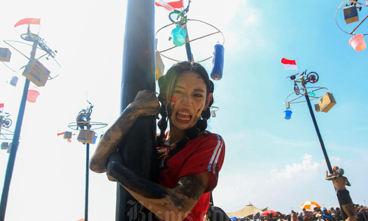 Ratusan Peserta Meriahkan Lomba Panjat Pinang di Pantai Ancol