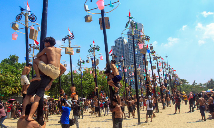 Ratusan Peserta Meriahkan Lomba Panjat Pinang di Pantai Ancol