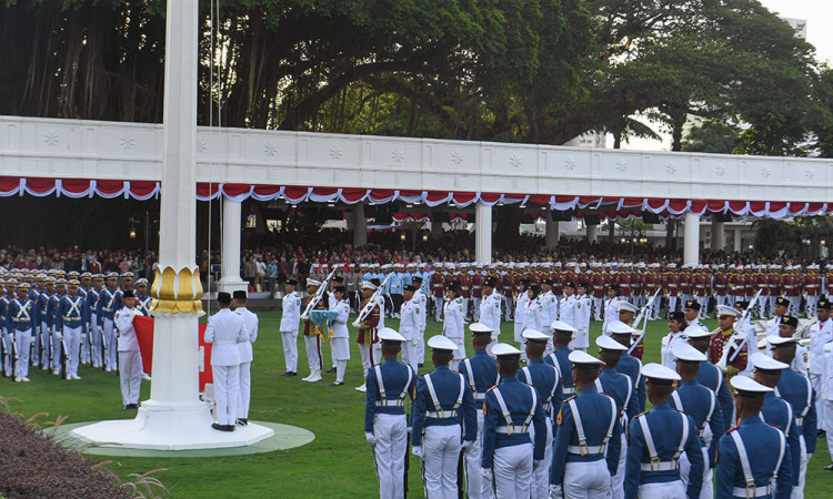Prosesi Penurunan Bendera Sang Saka Merah Putih di Istana Merdeka