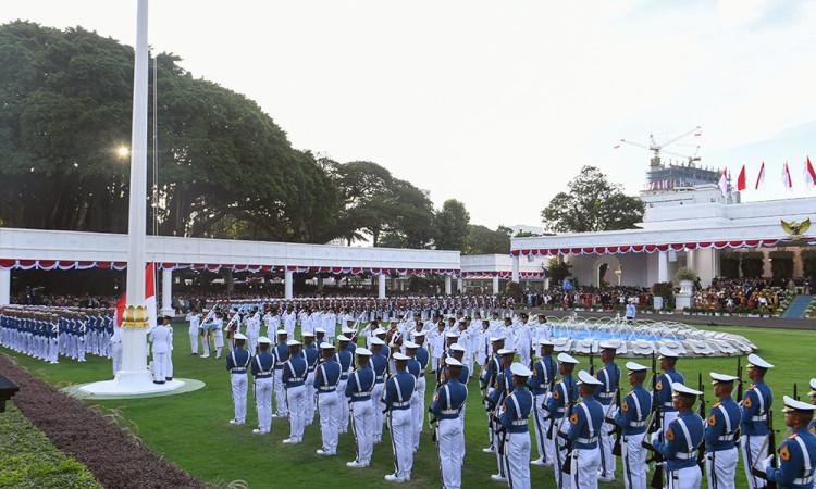 Prosesi Penurunan Bendera Sang Saka Merah Putih di Istana Merdeka