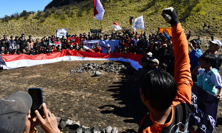 Pengibaran Bendera Merah Putih di Ketinggian 3.265 Mdpl