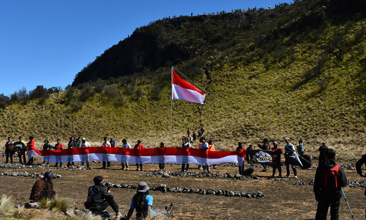 Upacara Peringatan HUT RI di Gunung Lawu