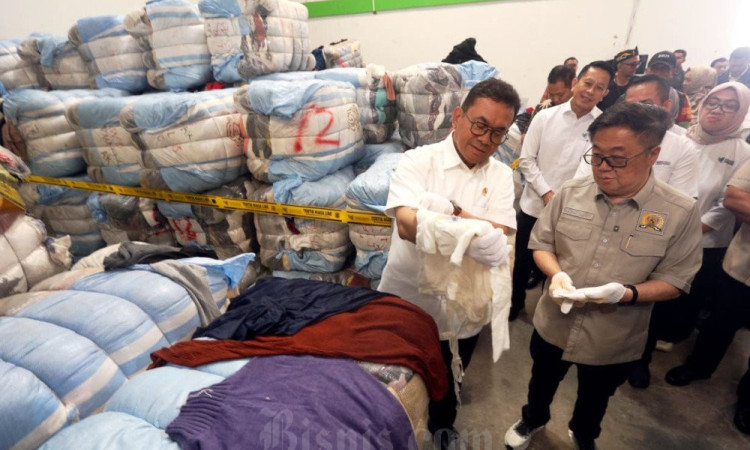 Temuan Pakaian Bekas Impor Ilegal Senilai Rp112,35 Miliar