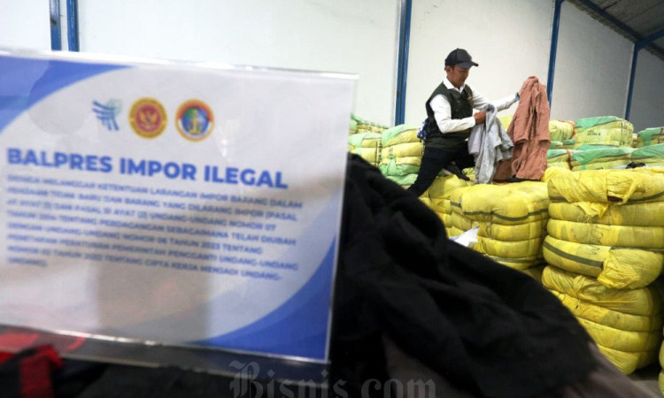 Temuan Pakaian Bekas Impor Ilegal Senilai Rp112,35 Miliar